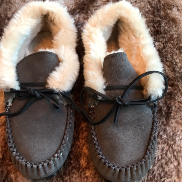 Minnetonka Shoes - Minnetonka Leather Slipper Faux Fur NWOT